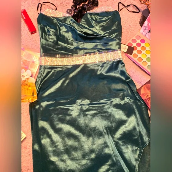 Beautiful emerald color long dress satin with finest diamonds touch size Small - Picture 5 of 6